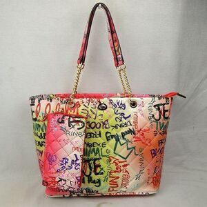 ✨HP✨2-N-1 Multi Graffiti Printed Quilt Shopper & Wallet Set